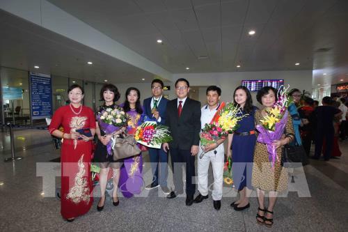 Đội tuyển học sinh Việt Nam dự thi Olympic Toán Quốc tế năm 2017 thắng lợi trở về