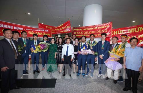 Đội tuyển học sinh Việt Nam dự thi Olympic Toán Quốc tế năm 2017 thắng lợi trở về