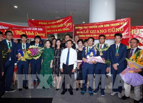 Đội tuyển học sinh Việt Nam dự thi Olympic Toán Quốc tế năm 2017 thắng lợi trở về