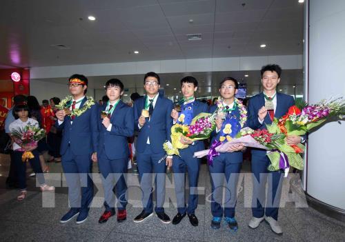 Đội tuyển học sinh Việt Nam dự thi Olympic Toán Quốc tế năm 2017 thắng lợi trở về