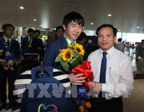 Đội tuyển học sinh Việt Nam dự thi Olympic Toán Quốc tế năm 2017 thắng lợi trở về