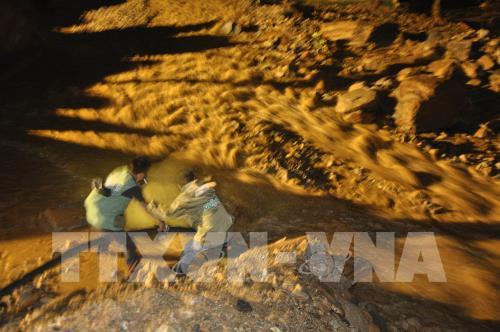 Trắng đêm khắc phục lũ dữ tại Mù Cang Chải, Yên Bái