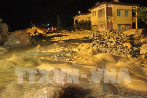 Trắng đêm khắc phục lũ dữ tại Mù Cang Chải, Yên Bái