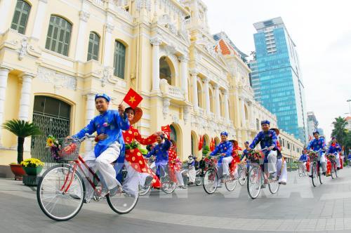 100 cặp đôi cưới tập thể trong ngày Tết Độc lập