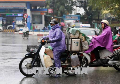 Người dân lao động ở Hà Nội chống chọi với giá rét