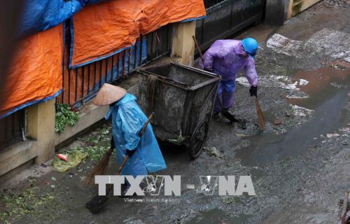 Người dân lao động ở Hà Nội chống chọi với giá rét