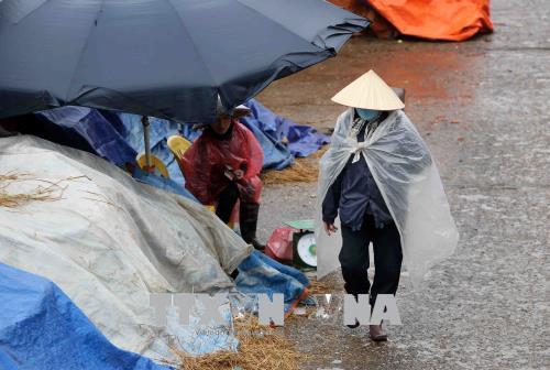 Người dân lao động ở Hà Nội chống chọi với giá rét