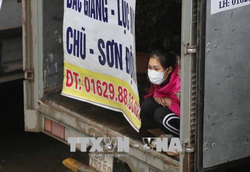 Người dân lao động ở Hà Nội chống chọi với giá rét