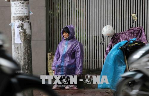 Người dân lao động ở Hà Nội chống chọi với giá rét