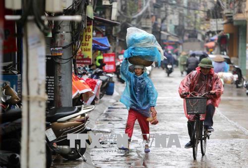Người dân lao động ở Hà Nội chống chọi với giá rét