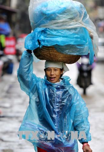 Người dân lao động ở Hà Nội chống chọi với giá rét