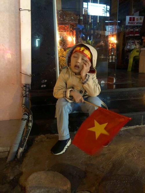 Những hình ảnh ngộ nghĩnh của cổ động viên đội tuyển U23 Việt Nam