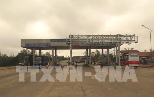 Các trạm BOT thông thoáng trong ngày đầu đồng loạt cắm biển "Cấm dừng xe quá 5 phút"