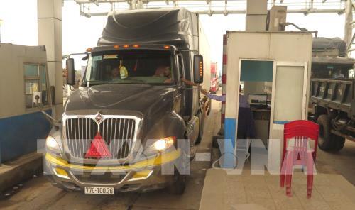 Các trạm BOT thông thoáng trong ngày đầu đồng loạt cắm biển "Cấm dừng xe quá 5 phút"