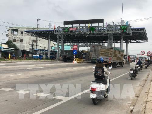 Các trạm BOT thông thoáng trong ngày đầu đồng loạt cắm biển "Cấm dừng xe quá 5 phút"