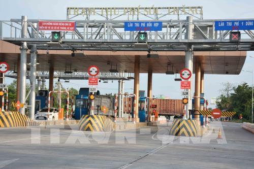 Các trạm BOT thông thoáng trong ngày đầu đồng loạt cắm biển "Cấm dừng xe quá 5 phút"