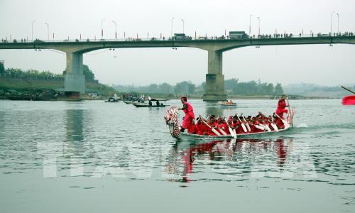 Rộn ràng Lễ hội đua thuyền trên sông Lô