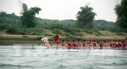Rộn ràng Lễ hội đua thuyền trên sông Lô
