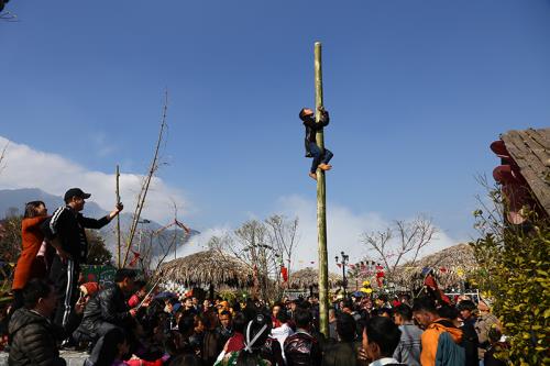 Du khách mê mẩn ăn chơi ở lễ hội khèn hoa Sa Pa