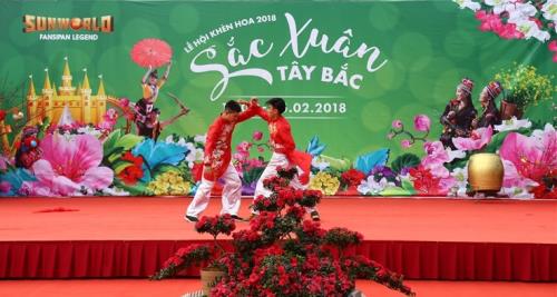 Du khách mê mẩn ăn chơi ở lễ hội khèn hoa Sa Pa