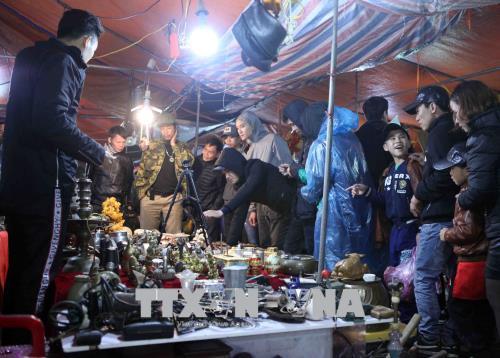 Tấp nập dòng người đội mưa về phiên chợ “Mua may, bán rủi” 