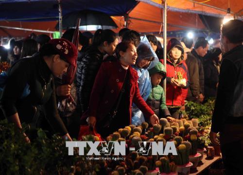 Tấp nập dòng người đội mưa về phiên chợ “Mua may, bán rủi” 