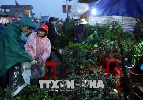 Tấp nập dòng người đội mưa về phiên chợ “Mua may, bán rủi” 