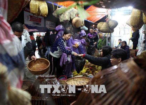 Tấp nập dòng người đội mưa về phiên chợ “Mua may, bán rủi” 