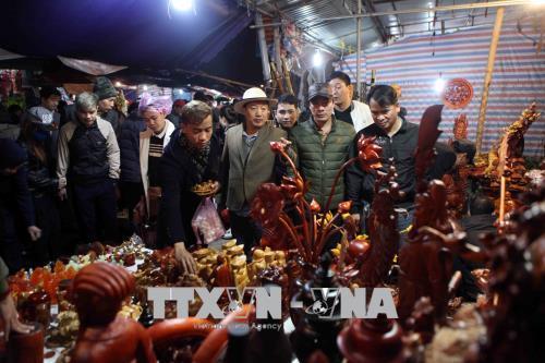 Tấp nập dòng người đội mưa về phiên chợ “Mua may, bán rủi” 