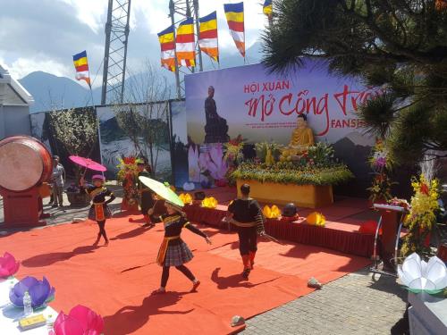 Hội xuân Mở Cổng Trời Fansipan rộn ràng đón du khách thập phương