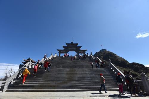 Hội xuân Mở Cổng Trời Fansipan rộn ràng đón du khách thập phương