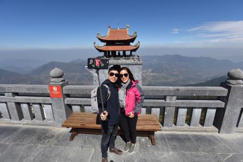 Hội xuân Mở Cổng Trời Fansipan rộn ràng đón du khách thập phương