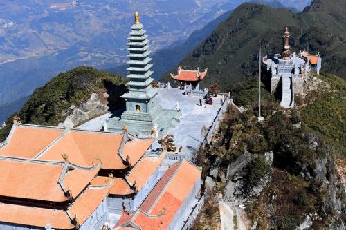 Hội xuân Mở Cổng Trời Fansipan rộn ràng đón du khách thập phương