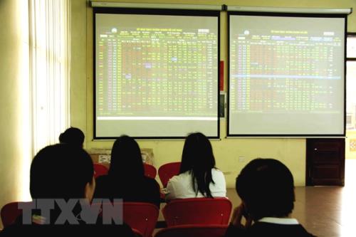 Chứng khoán giữ đà tăng, VN-Index tiến gần mốc 1.700 điểm