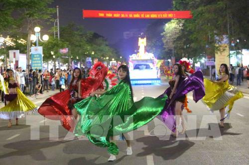 Rực rỡ Carnaval Hạ Long 2018 với Lễ diễu hành 12 xe hoa
