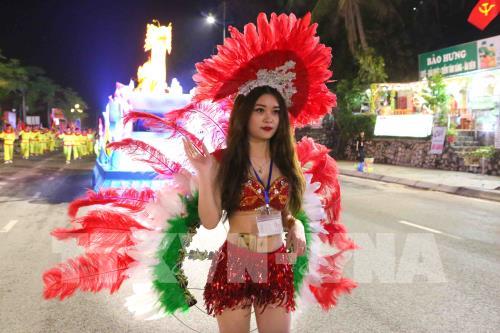 Rực rỡ Carnaval Hạ Long 2018 với Lễ diễu hành 12 xe hoa