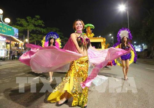 Rực rỡ Carnaval Hạ Long 2018 với Lễ diễu hành 12 xe hoa