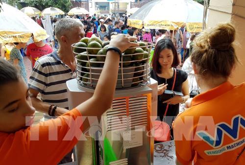 Chợ Tây trên đất Ta