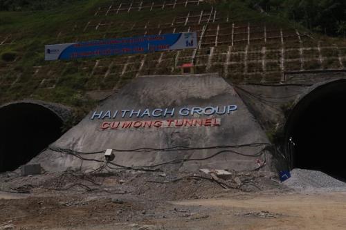 Hầm đường bộ Cù Mông nước rút vượt tiến độ 