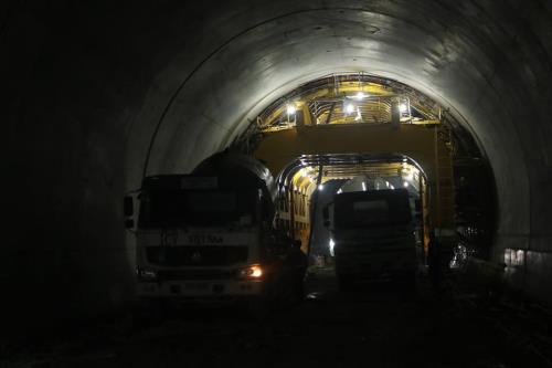 Hầm đường bộ Cù Mông nước rút vượt tiến độ 