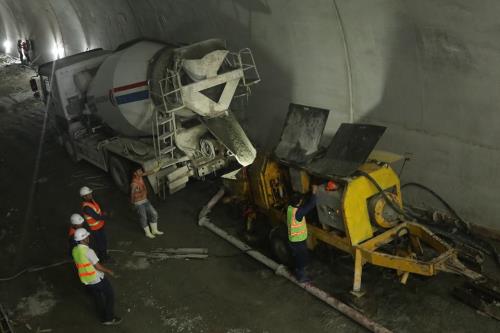 Hầm đường bộ Cù Mông nước rút vượt tiến độ 