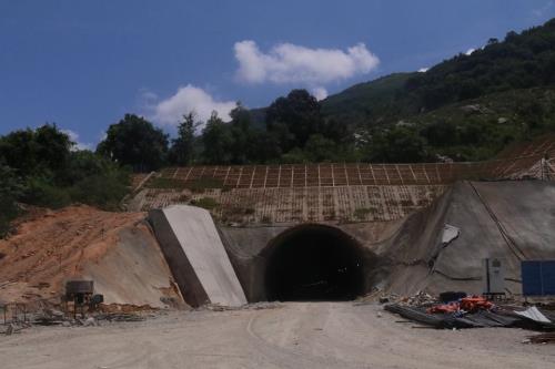 Hầm đường bộ Cù Mông nước rút vượt tiến độ 