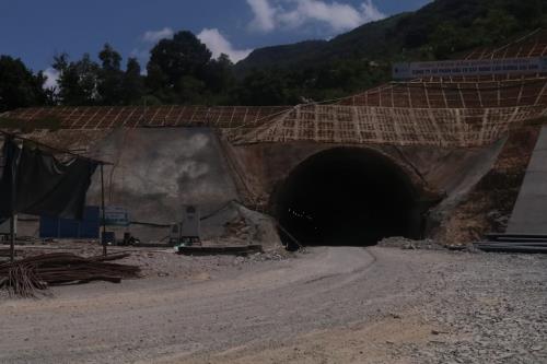 Hầm đường bộ Cù Mông nước rút vượt tiến độ 
