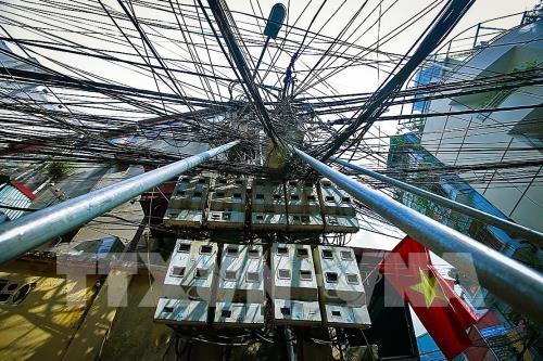 Khắc phục mạng lưới dây điện và cột điện bị nghiêng ở ngõ Hội Vũ