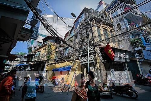 Khắc phục mạng lưới dây điện và cột điện bị nghiêng ở ngõ Hội Vũ