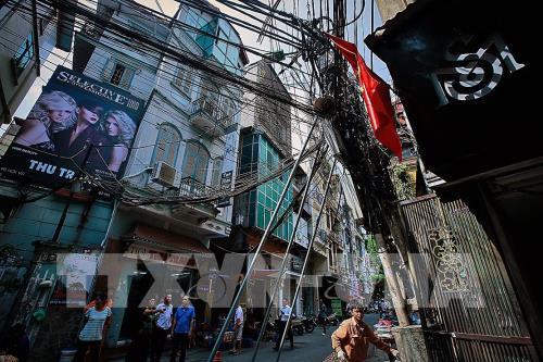 Khắc phục mạng lưới dây điện và cột điện bị nghiêng ở ngõ Hội Vũ