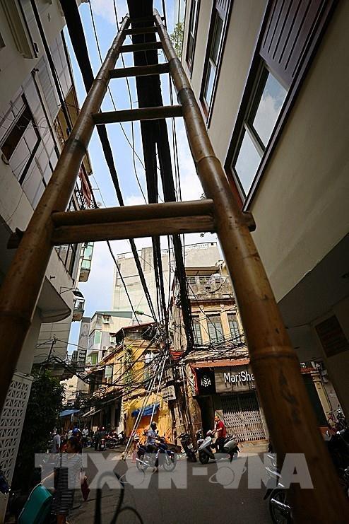 Khắc phục mạng lưới dây điện và cột điện bị nghiêng ở ngõ Hội Vũ