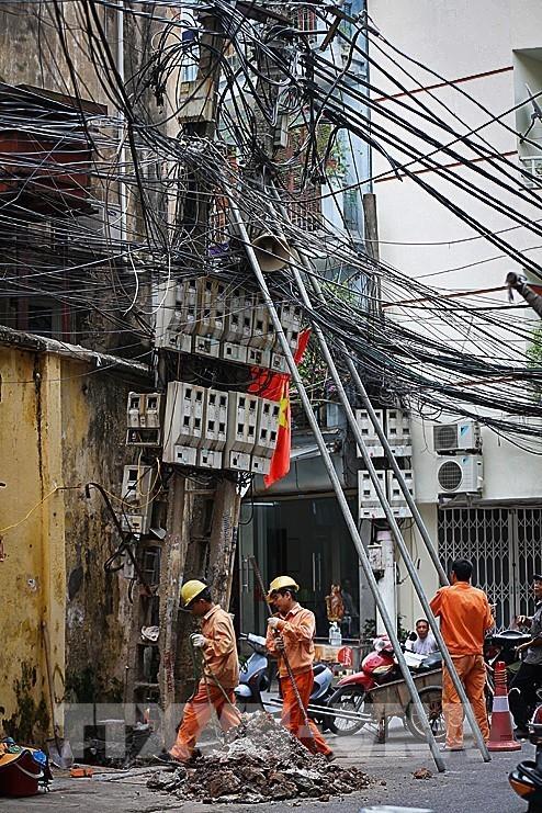 Khắc phục mạng lưới dây điện và cột điện bị nghiêng ở ngõ Hội Vũ