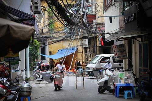 Khắc phục mạng lưới dây điện và cột điện bị nghiêng ở ngõ Hội Vũ