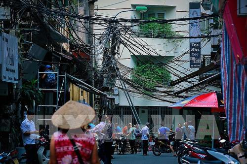 Khắc phục mạng lưới dây điện và cột điện bị nghiêng ở ngõ Hội Vũ